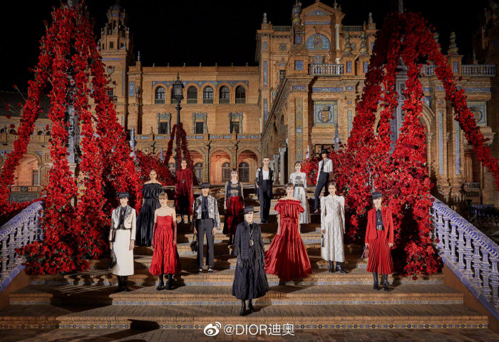 Dior 女装创意总监在西班牙谈度假系列的创作灵感：人们打扮圣母玛利亚的方式引领了女性着装