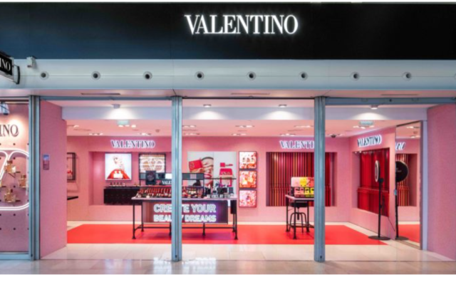 Valentino 美妆在巴黎戴高乐机场开设首家沉浸式快闪店