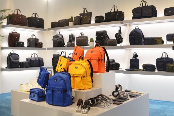 意大利时尚公司 Liu Jo 旗下男装品牌与意大利配饰公司 Co.ca.ma达成独家授权协议，推出包袋配饰系列