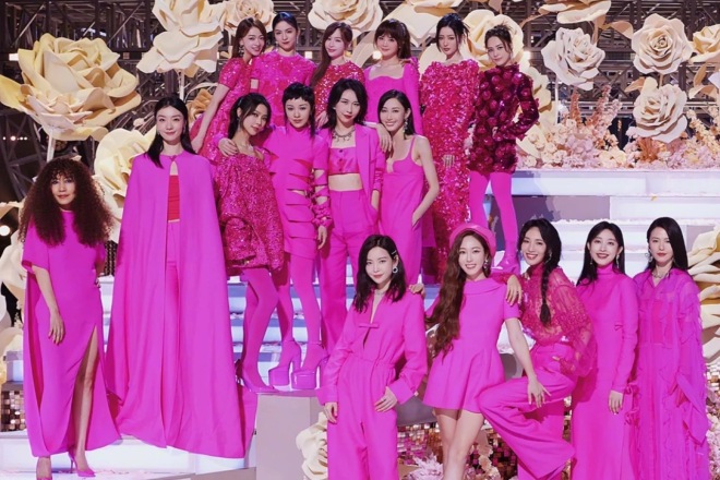 Valentino 为中国综艺节目《乘风破浪》总决赛17名选手打造专属粉色造型