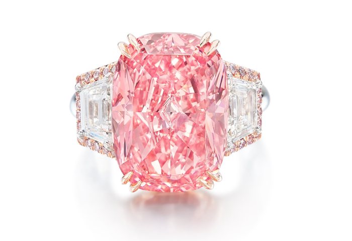 苏富比以4.5亿港元拍出一颗罕见艳彩粉钻，每克拉价格创历史最高纪录
