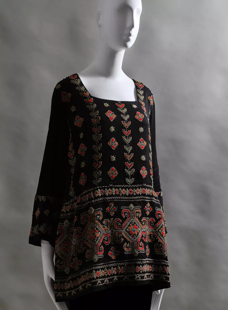 100年前出品的一件 CHANEL 刺绣束腰外衣以近百万元人民币的价格成交