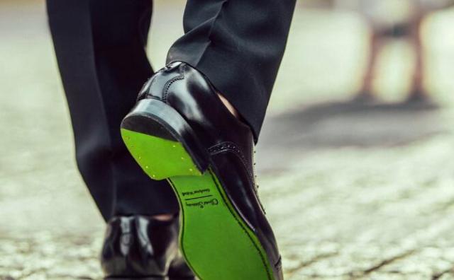 因“绿底鞋”闻名的英伦高级制鞋品牌 Oliver Sweeney 最新季度销售额飙升，服装品类表现强劲