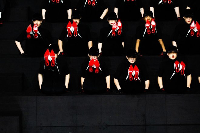 庆祝“红底鞋”诞生30周年，Christian Louboutin 在巴黎喜歌剧院发布2023秋冬女士系列