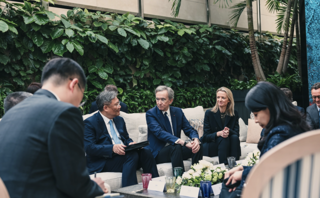 LVMH、爱马仕等法国企业高管团队与中国商务部部长在巴黎会面