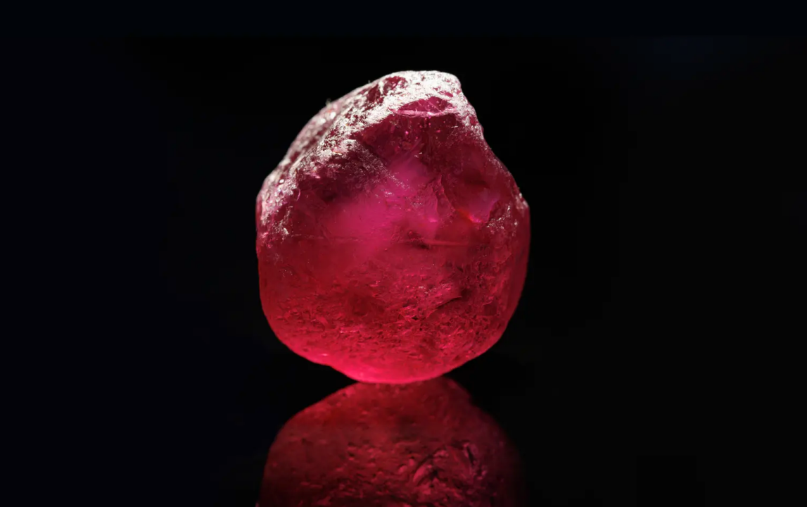 55.22克拉，史上最大红宝石“Estrela de Fura”以创纪录的3480万美元成交