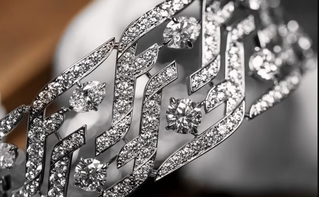 Fendi 推出首个完整高级珠宝系列 FENDI Triptych