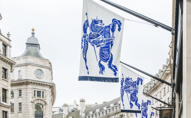 伦敦-首尔-上海：Burberry 新标识（战马、玫瑰、骑士蓝）将走进大街小巷