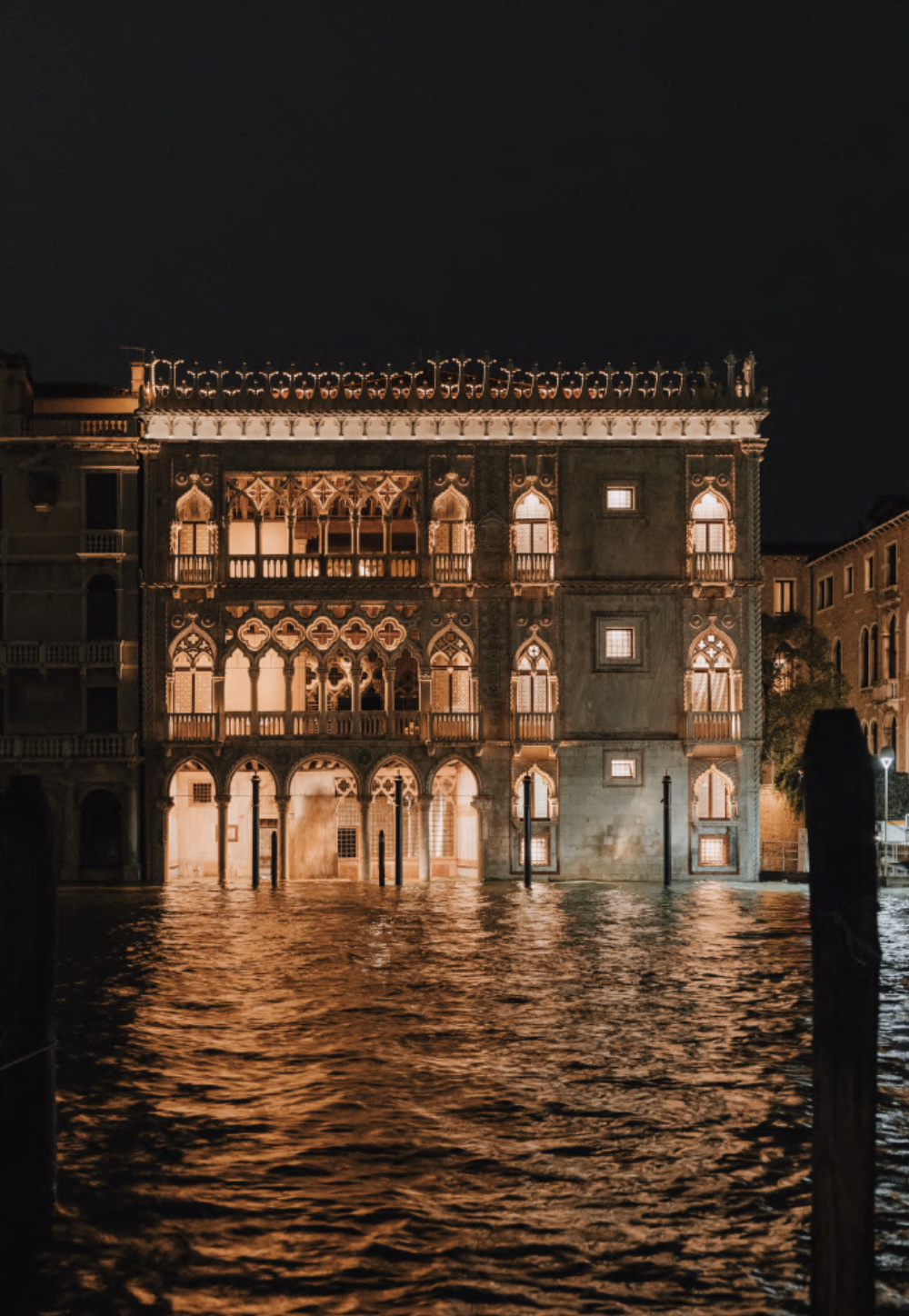 Pomellato 资助威尼斯⻩金宫增设“外立面照明系统及幕墙”