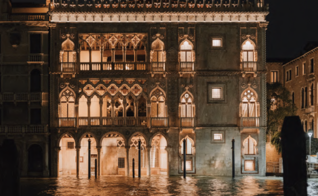 Pomellato 资助威尼斯⻩金宫增设“外立面照明系统及幕墙”