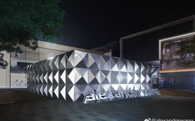 中国市场一年连开七店，Alexander Wang 首个时装回顾展在北京举行