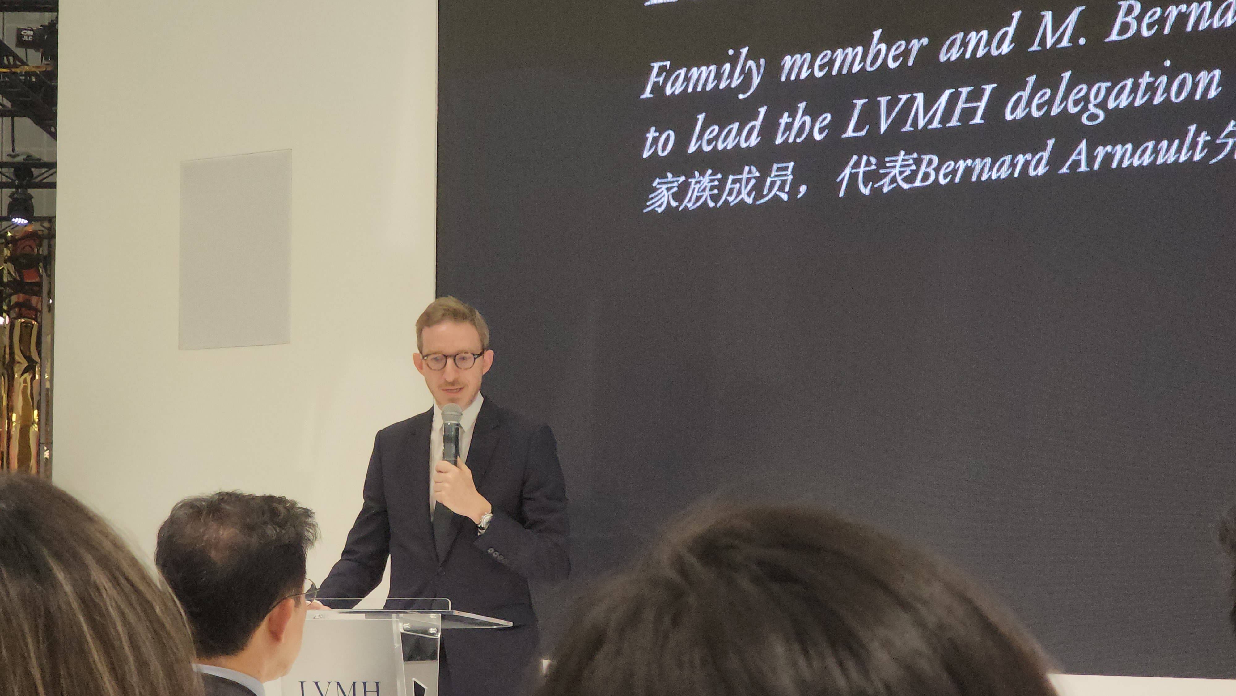 率 LVMH 代表团出席上海进博会，他是谁？