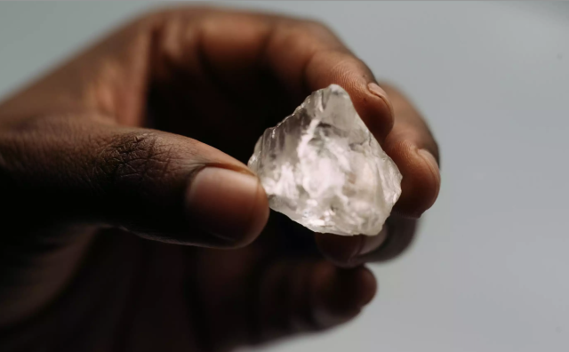 戴比尔斯开年首场钻石原石看货会：全面降价约10%，大钻降幅更高