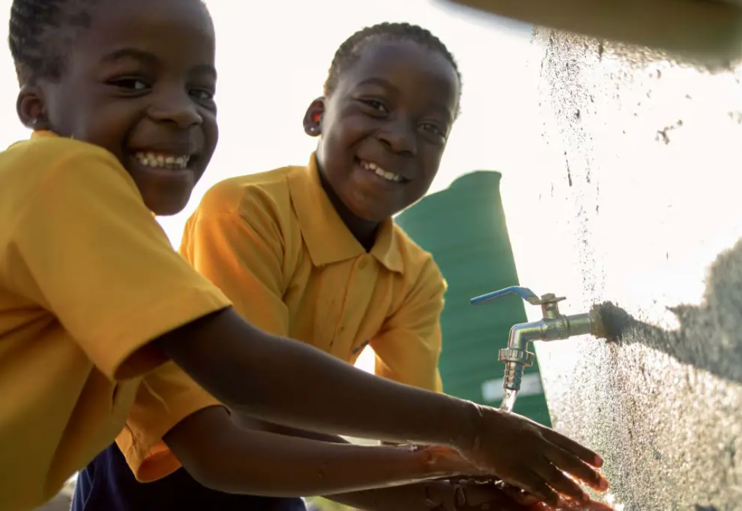 乔治·阿玛尼“生命之水”项目新目标：到2030年，为一百万人提供清洁水