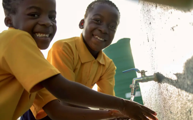 乔治·阿玛尼“生命之水”项目新目标：到2030年，为一百万人提供清洁水