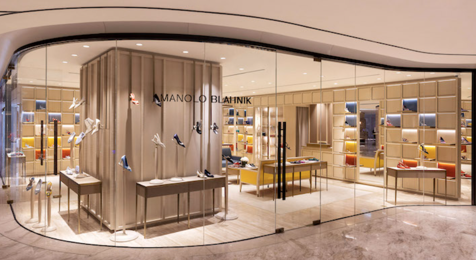 英国奢华鞋履品牌 Manolo Blahnik 在香港全新亮相，利园店开业
