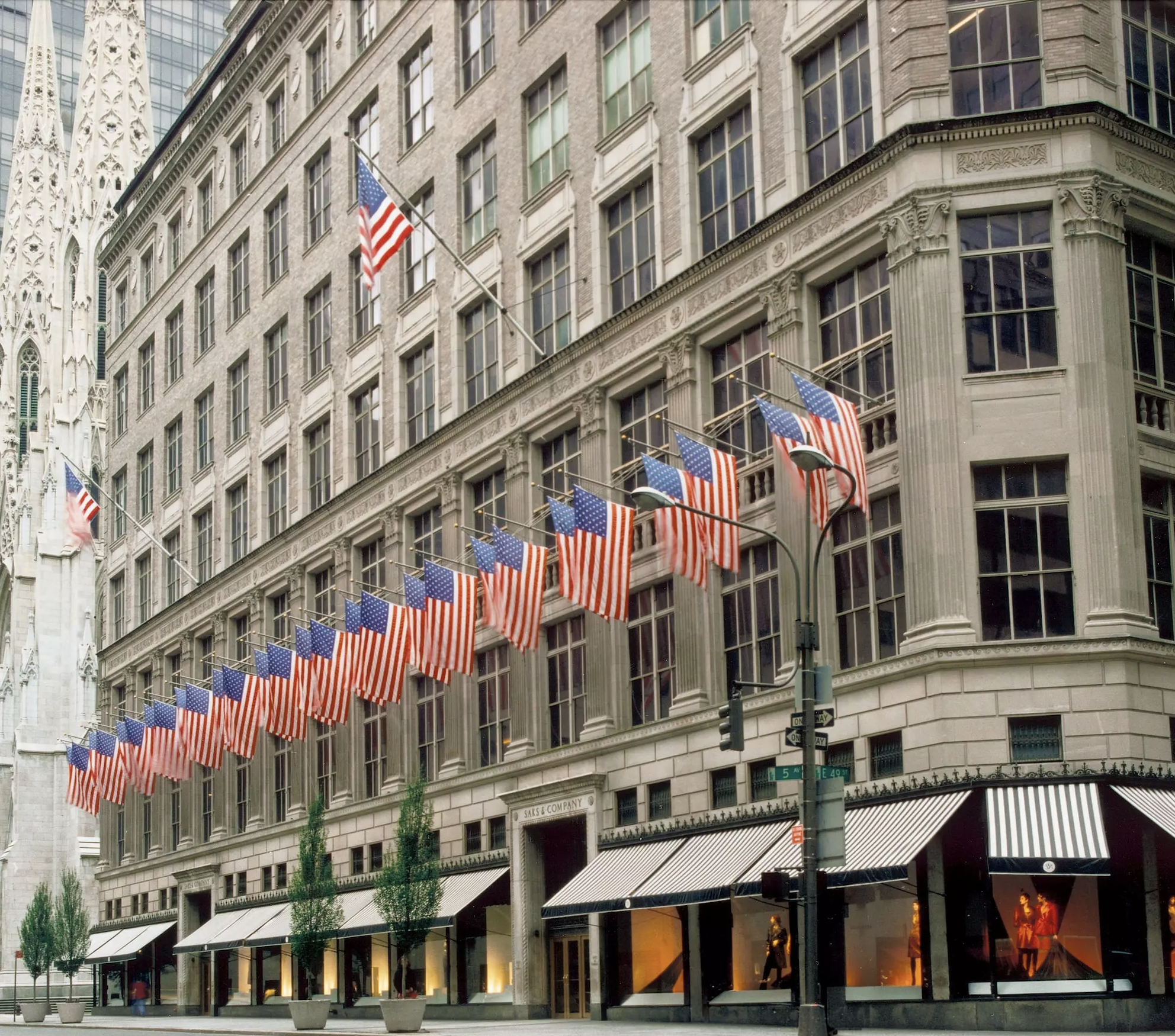 传：美国奢侈品百货 Saks Fifth Avenue 计划筹集资金以收购同行 Neiman Marcus