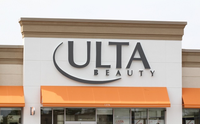 美国美妆零售商 Ulta Beauty 发布业绩预警，股价重挫15%