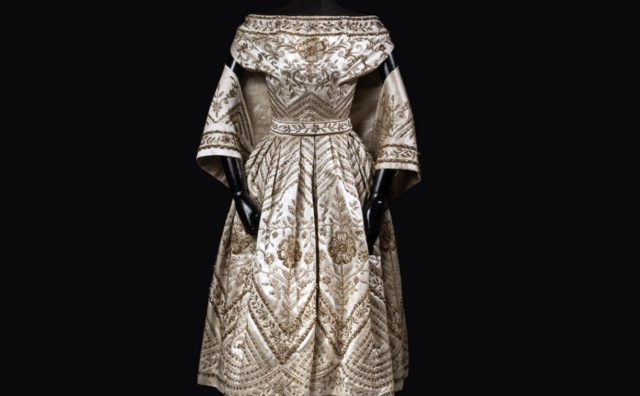 迪奥高级定制私人藏家拍卖会，一件礼服创下近10万欧元的历史新高