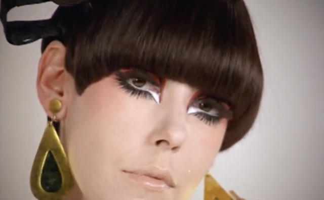 以“波波头”和夸张眼妆定义60年代时尚的超模 Peggy Moffitt 逝世，享年86岁