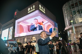 上海南京东路，“范厂长”登上雅戈尔的3D大屏