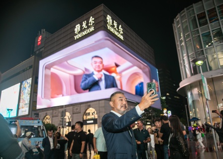 上海南京东路，“范厂长”登上雅戈尔的3D大屏