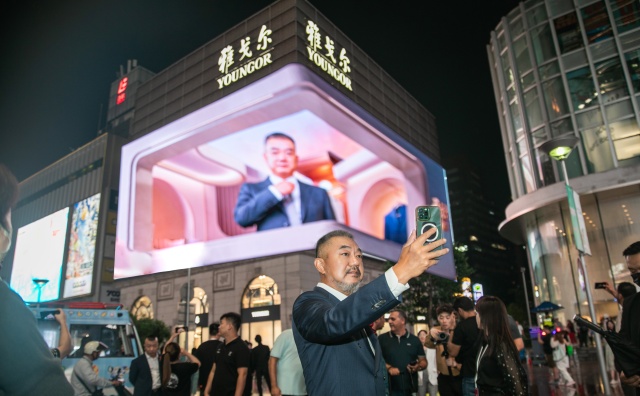 上海南京东路，“范厂长”登上雅戈尔的3D大屏