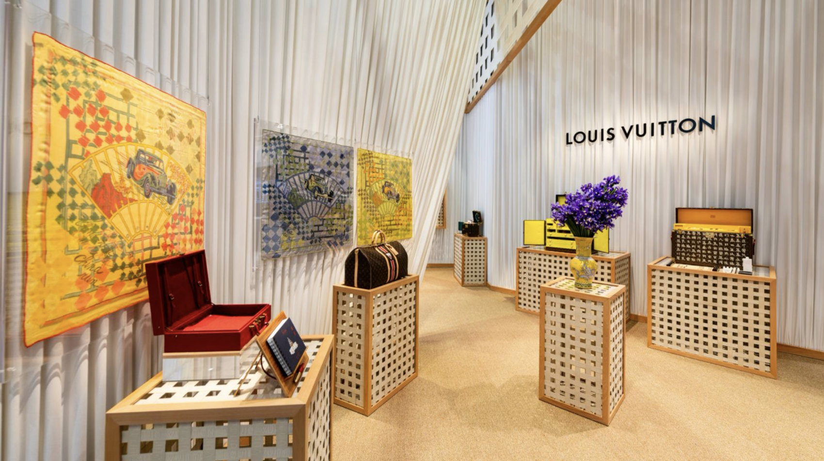 LVMH集团在进博会打造600平米豪华展台，多位重量级高管出席揭幕仪式