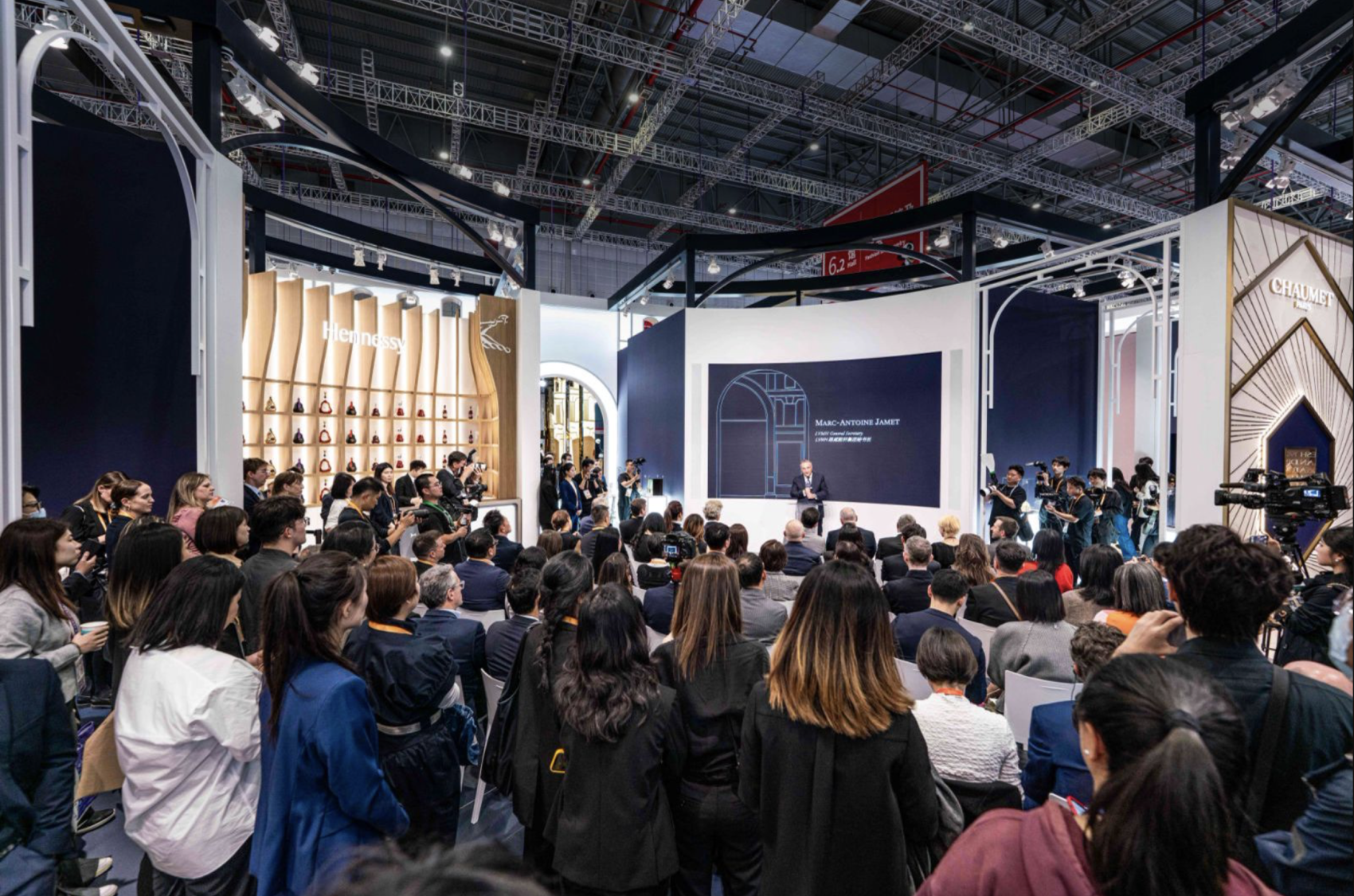 LVMH集团在进博会打造600平米豪华展台，多位重量级高管出席揭幕仪式