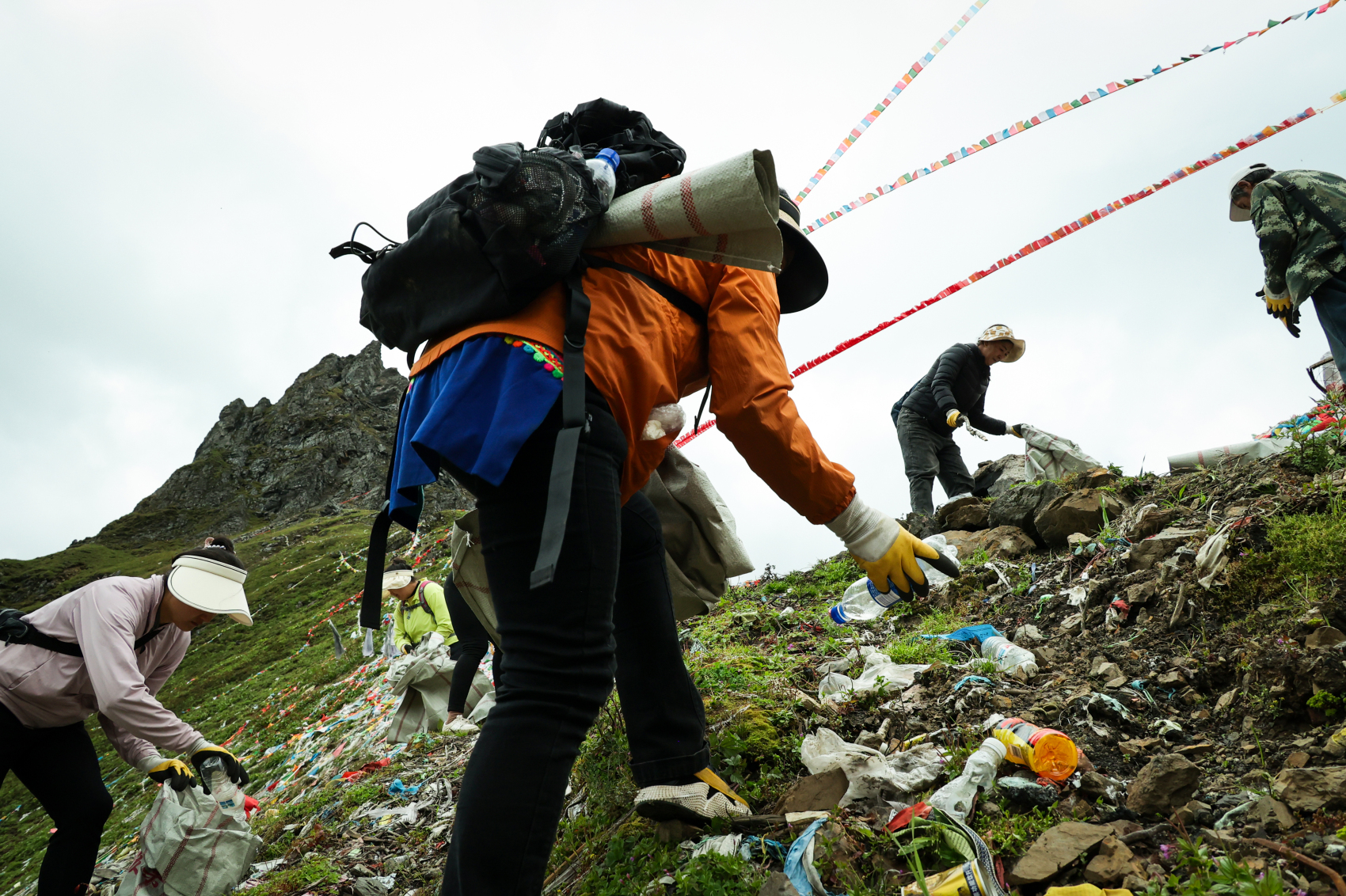 「始祖鸟净山队」完成梅里转山线完整闭环，共计打包清理200余麻袋垃圾