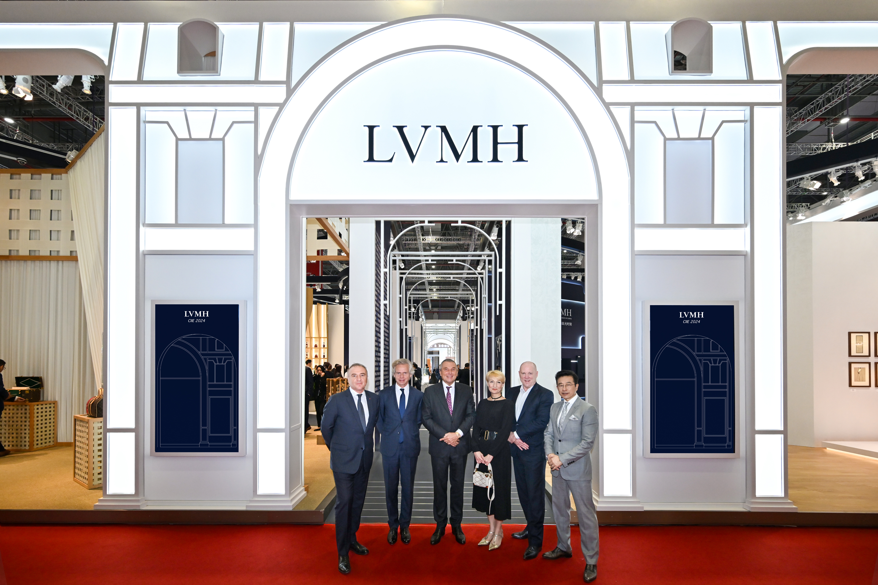 LVMH集团在进博会打造600平米豪华展台，多位重量级高管出席揭幕仪式