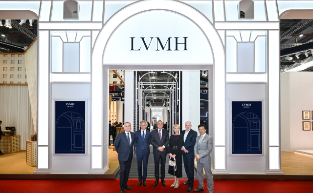 LVMH集团在进博会打造600平米豪华展台，多位重量级高管出席揭幕仪式