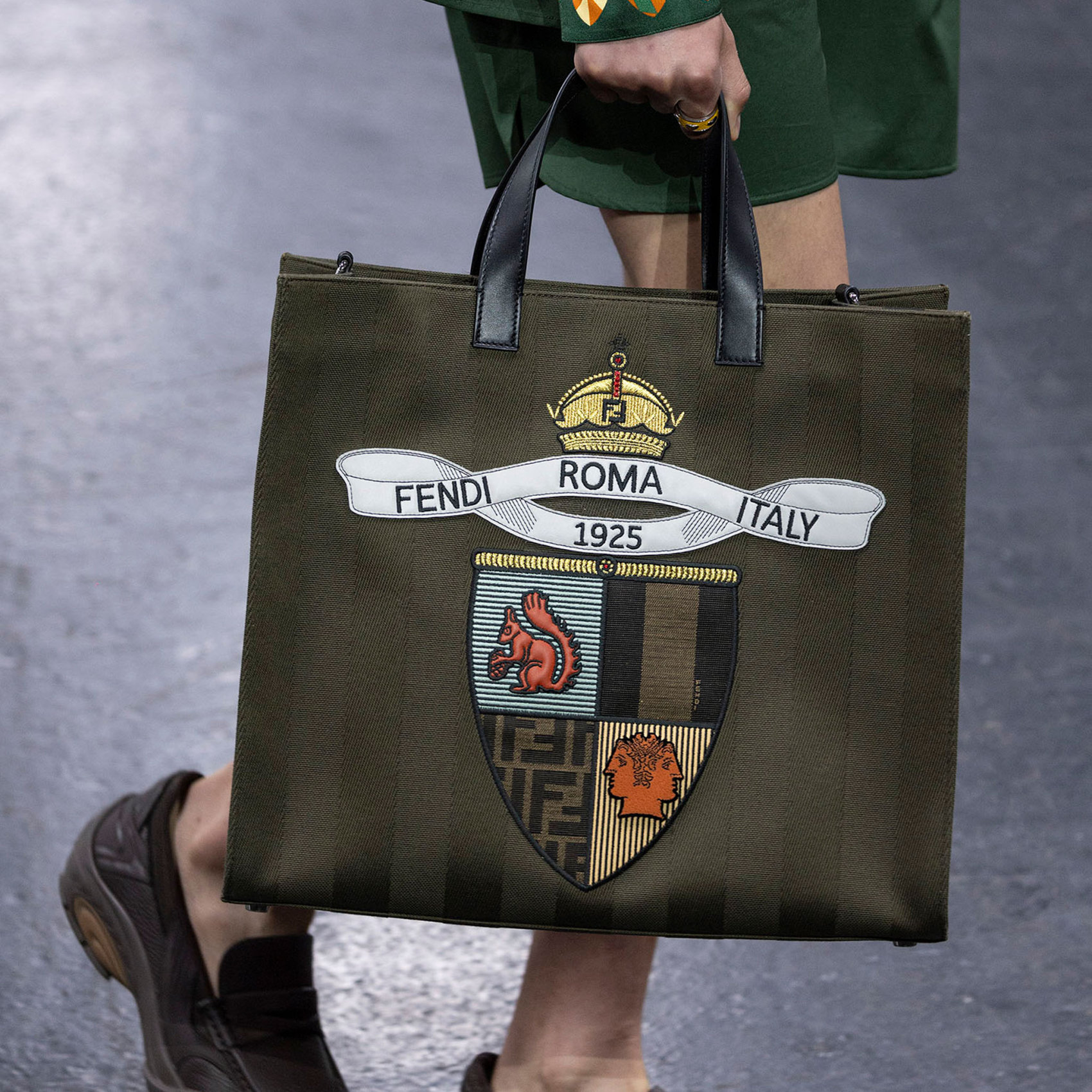 Fendi 家族第三代传人：“我从 Karl Lagerfeld 身上学到了往前看。”
