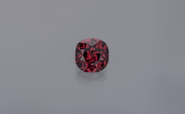 Harry Winston 之子捐出全球最大的“艳彩”红钻之一
