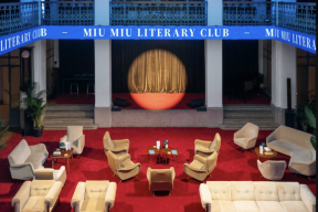 华丽现场｜在米兰，和 Miu Miu 一起读“波伏娃”！