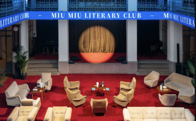 华丽现场｜在米兰，和 Miu Miu 一起读“波伏娃”！