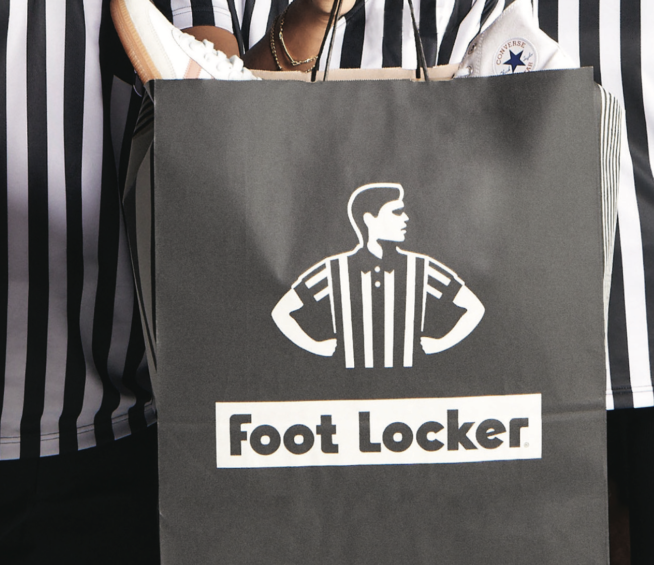 作价25亿美元，美国运动鞋零售商 Foot Locker 被同行 DICK’S Sporting Goods 收购