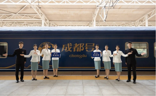 中国的“东方快车”：成都到新疆精品列车首发，海外旅客占比近60％