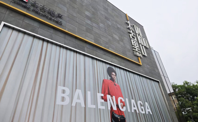 华丽现场 | 全球最大 Balenciaga巴黎世家旗舰店亮相北京三里屯，带来古董珍藏展