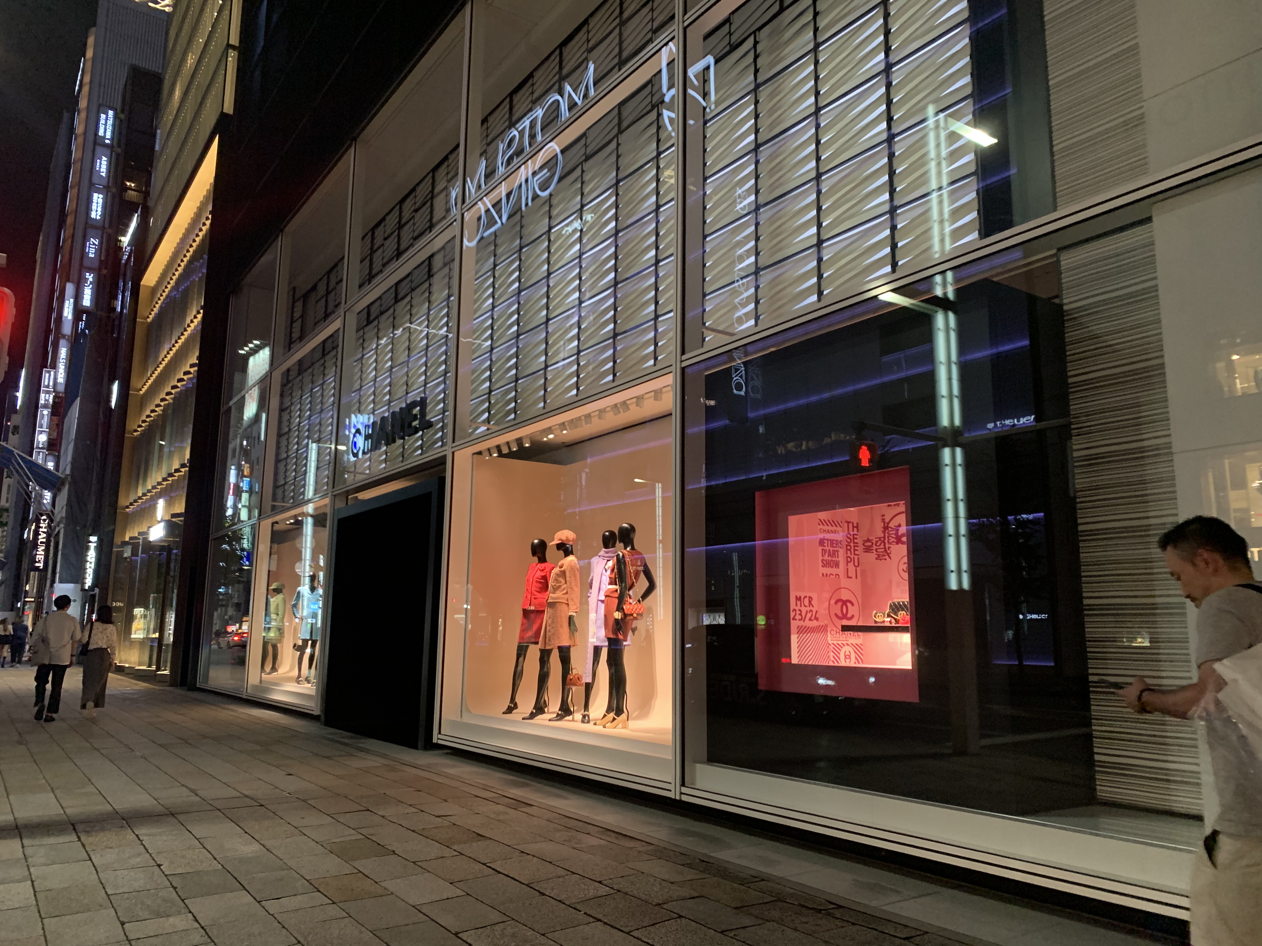 赴日游客购物热潮减退，日本百货公司股价受挫