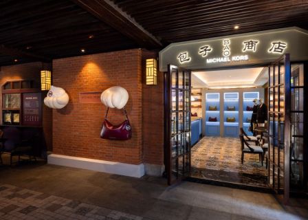 在奢华酒店吃“小笼包”，Michael Kors如何用“反差感”让旅行故事频频破圈？