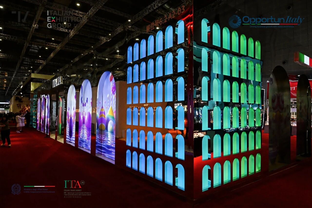 进博会特写｜12家小众珠宝品牌亮相意大利馆，展示古老工艺与现代设计融合的魅力