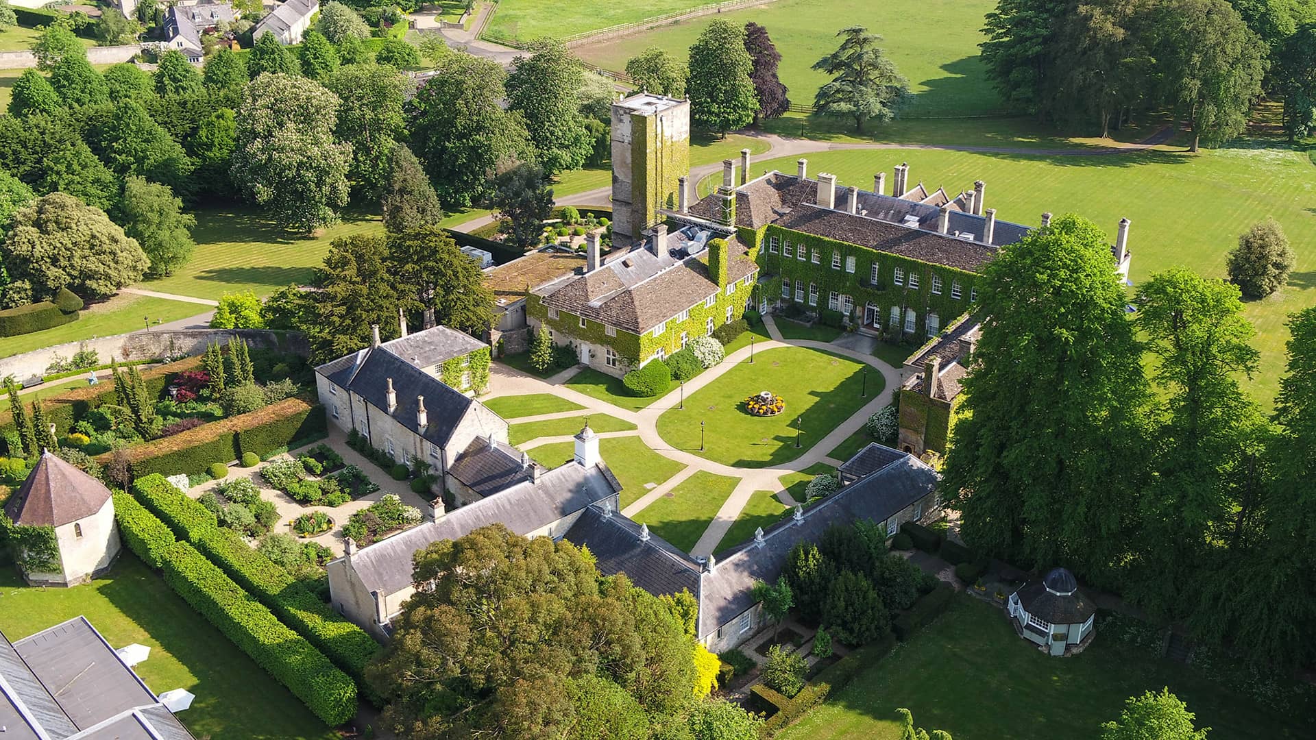 主打“静谧奢华”与“在地文化”，雅高推出全新奢华酒店品牌 Emblems Collection