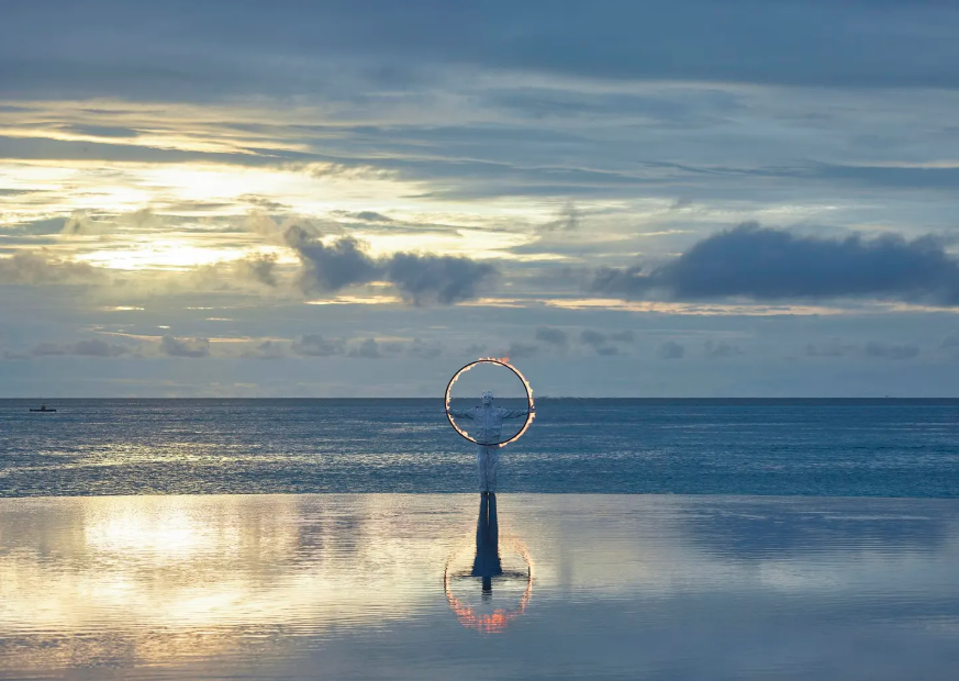 中国艺术家刘勃麟在马尔代夫为汇雅香槟打造全新“隐形”作品