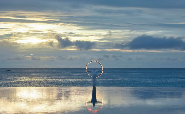 中国艺术家刘勃麟在马尔代夫为汇雅香槟打造全新“隐形”作品