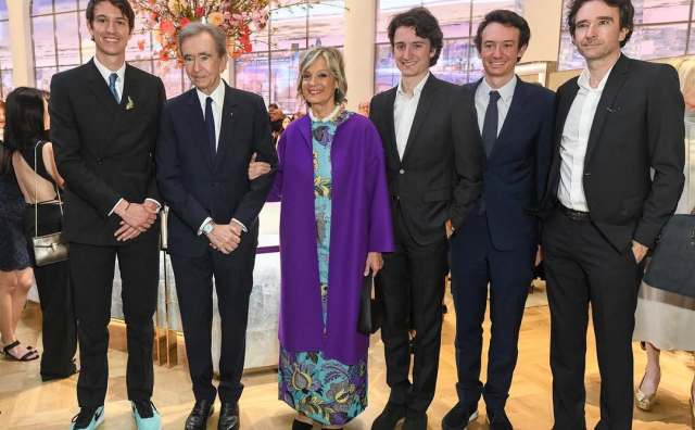 LVMH集团主席 Arnault 的妻子罕见发声：我们几乎从不在家里谈论“继承方案”