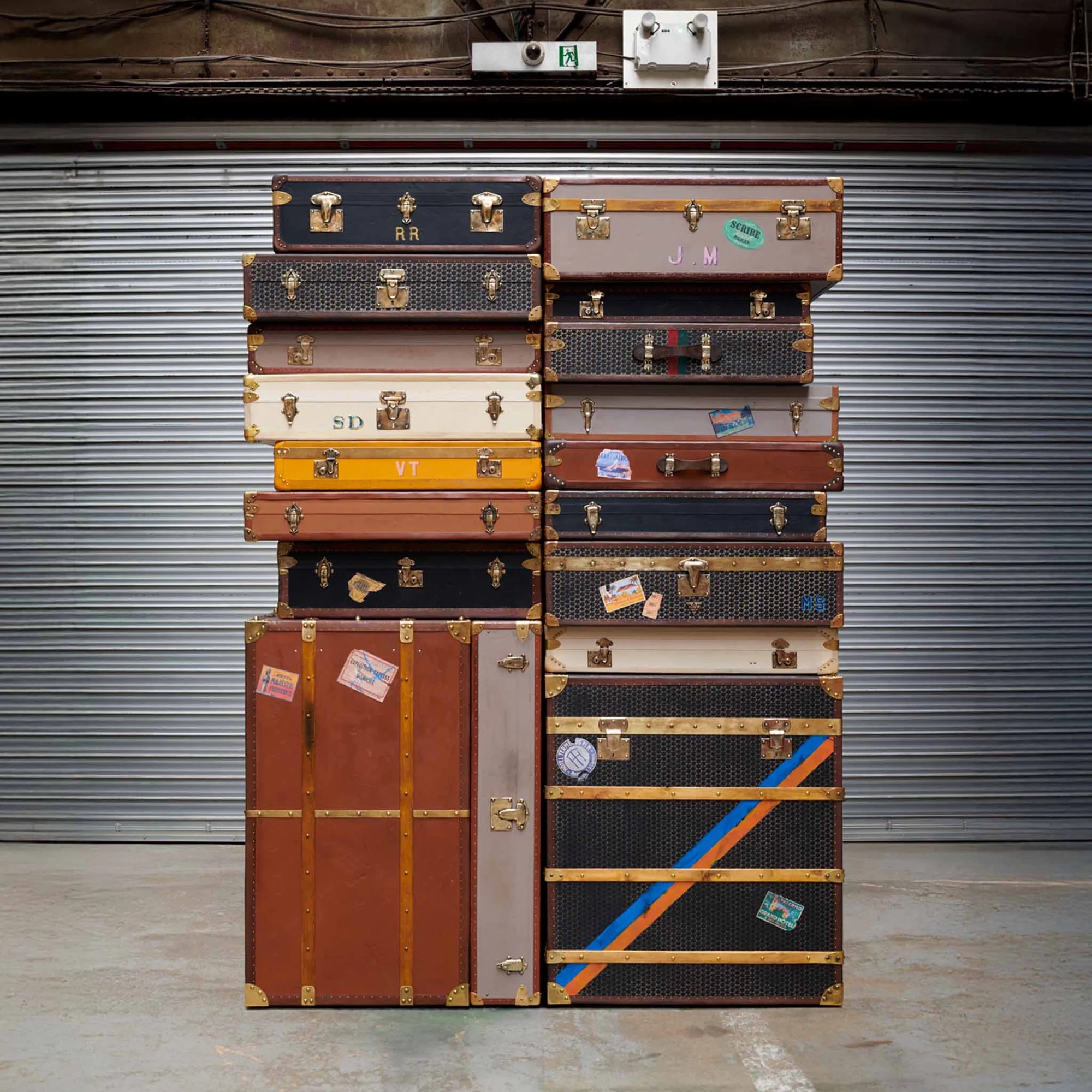 把“宝藏品牌”卖给 LVMH集团掌门人，这家投资公司如何让“睡美人”睁开眼？