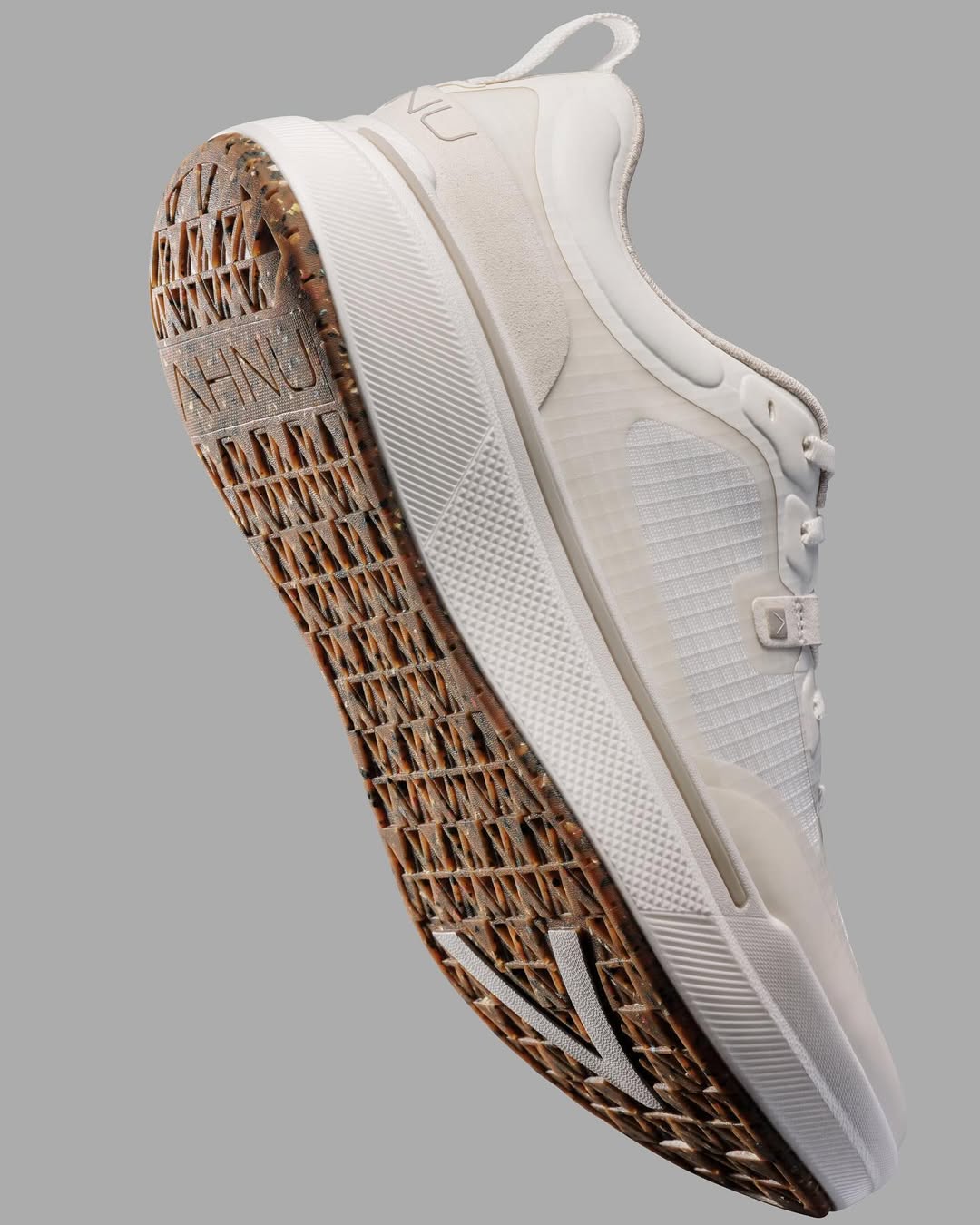 户外鞋履集团 Deckers 将关闭两家小众品牌，以专注于 Hoka、UGG 和 Teva