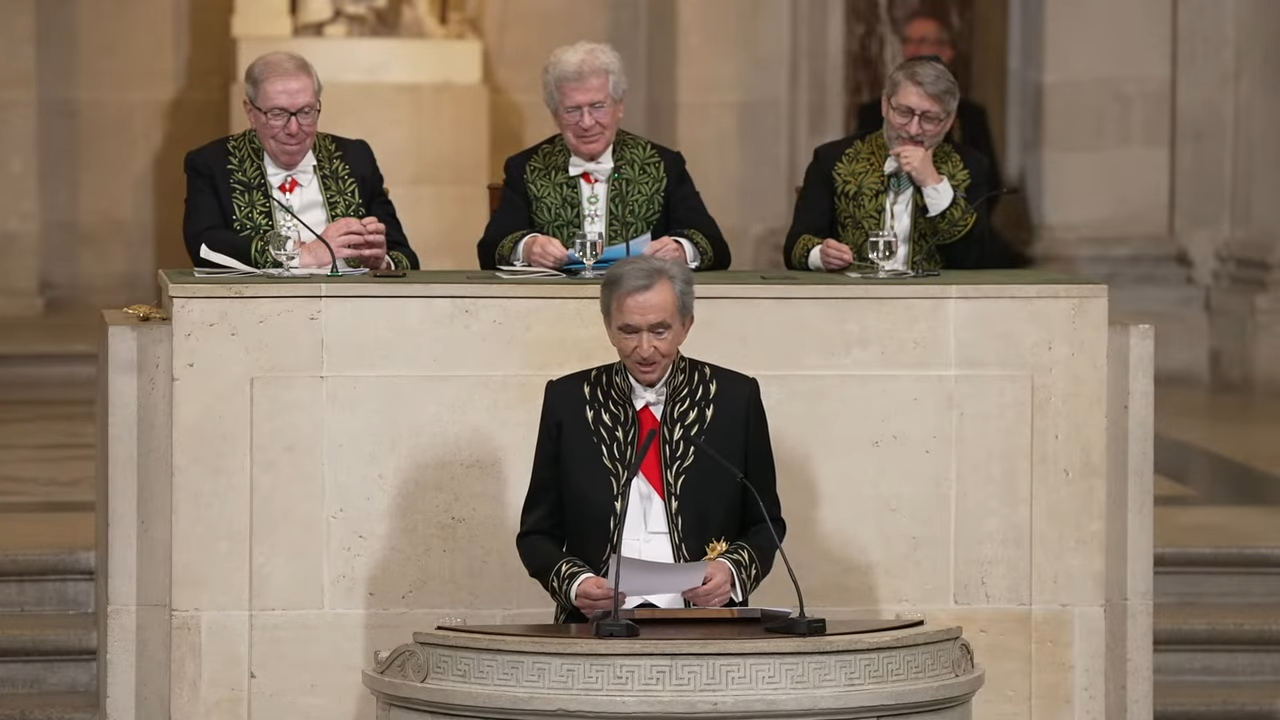 LVMH集团掌门人 Bernard Arnault 的“法兰西人文院”佩剑上刻了什么名言？