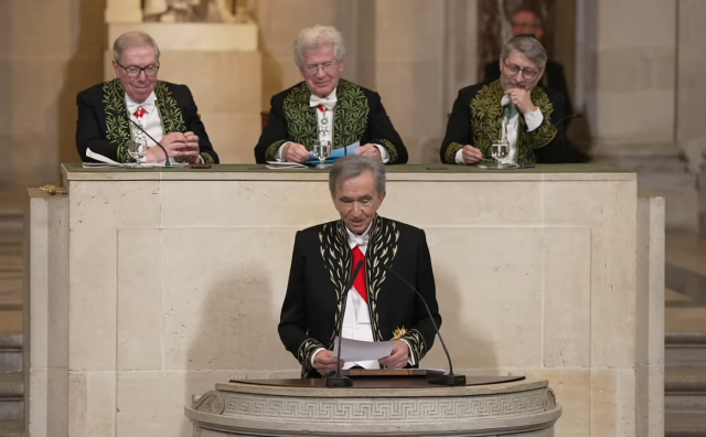 LVMH集团掌门人 Bernard Arnault 的“法兰西人文院”佩剑上刻了什么名言？